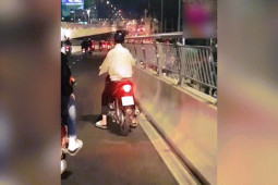 Clip: ”Dở khóc dở cười” thanh niên đi xe thủng lốp xuống dốc