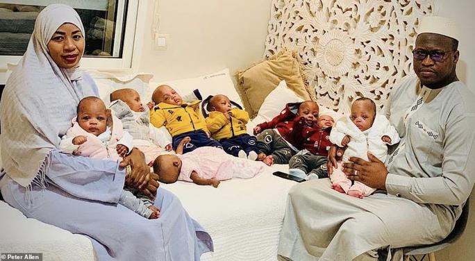 Cô Halima Cisse cùng chồng và 9 người con. Ảnh: Daily Mail