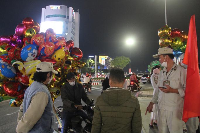 Lực lượng chức năng nhắc nhở, xử lý một trường hợp bán hàng rong tại khu vực đường hoa xuân