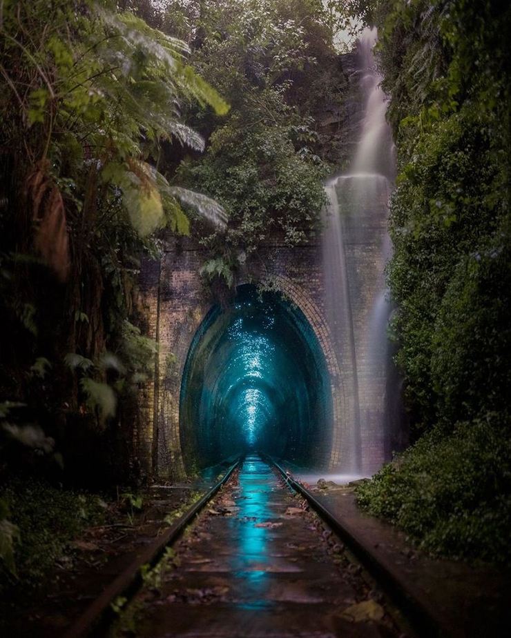 Tên của đường hầm này là Helensburgh Glow Worm ở Helensburgh, New South Wales. Nơi này trở nên nổi tiếng với những câu chuyện ma ám và đàn đom đóm phát sáng cực đẹp.
