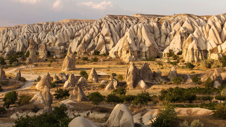 Derinkuyu nằm ở vùng Cappadocia, Thổ Nhĩ Kỳ. Ngày nay, Cappadocia là một điểm đến nổi tiếng nhờ những khối đá khác thường, nó trở thành một di tích lịch sử độc đáo, có giá trị cao về văn hóa.
