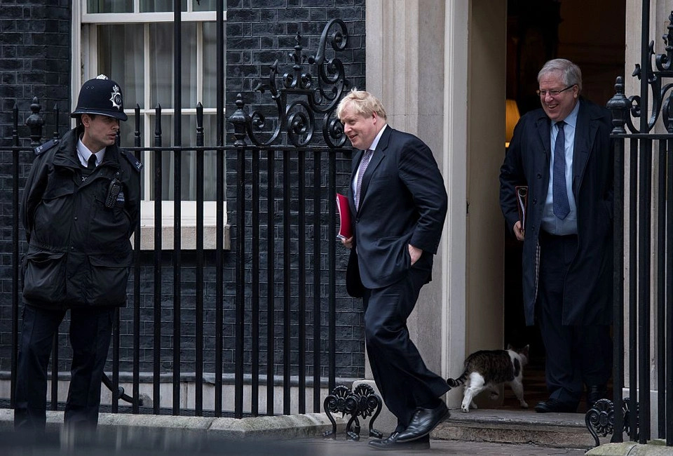 Ông Boris Johnson và mèo Larry (ảnh: Sky News)