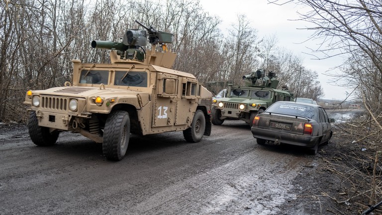 Xe quân sự Ukraine di chuyển trên một con đường gần Bakhmut.
