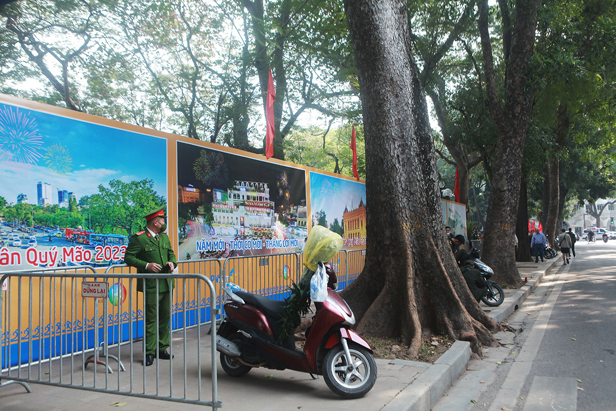 Tại các trận địa, công tác phòng cháy chữa cháy, thiết lập rào chắn đảm bảo an ninh trật tự sẽ được đặc biệt quan tâm để người dân được an toàn thưởng thức những màn trình diễn pháo hoa đẹp mắt trong đêm giao thừa.