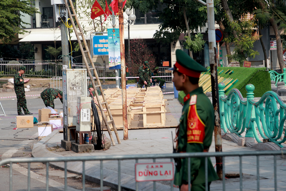 Các dàn pháo khác nhau chuẩn bị cho các loại hình, hiệu ứng pháo hoa đa dạng hình khối, màu sắc, tầm bắn... khác nhau.