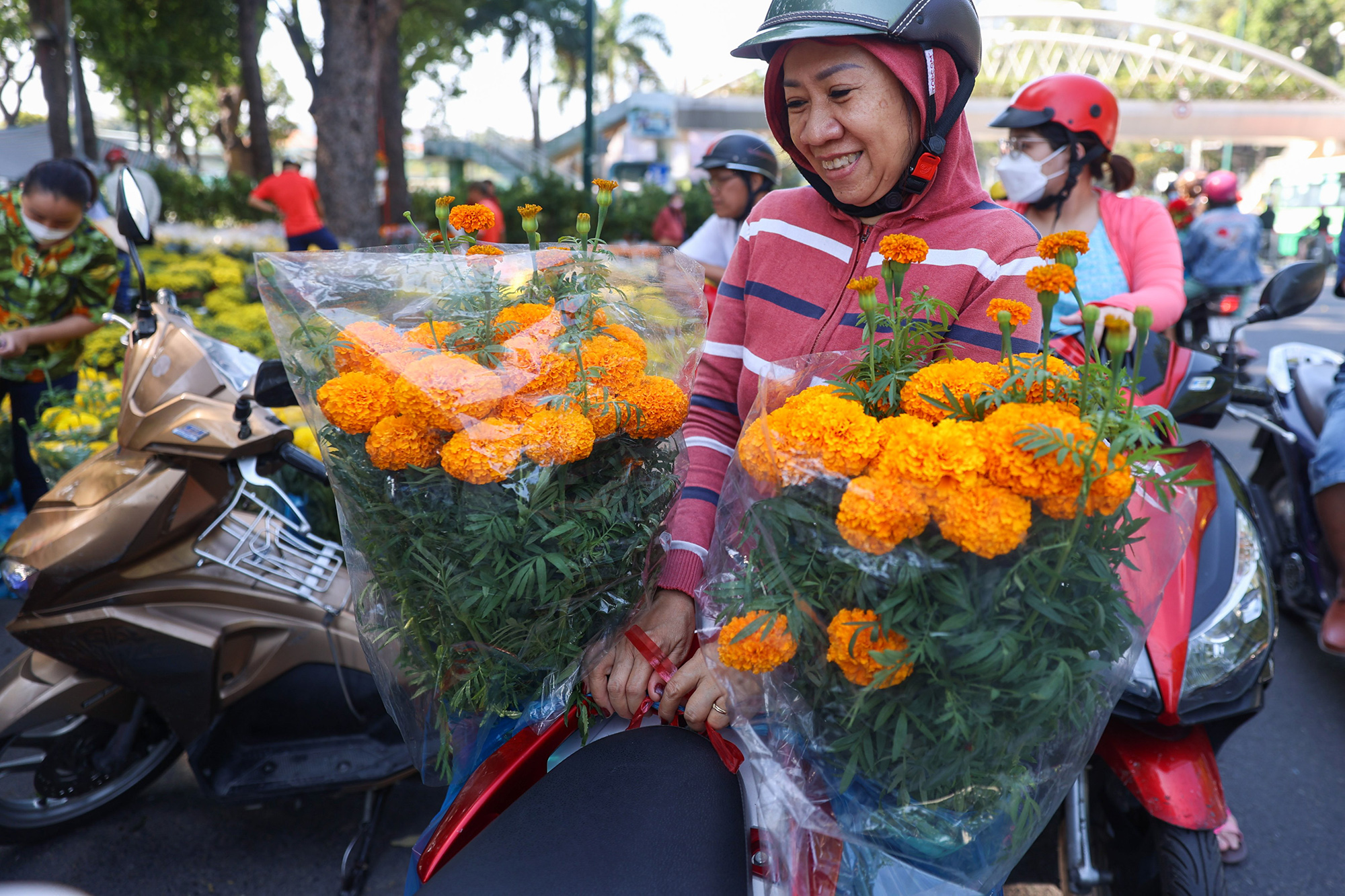 Những loại cúc được người mua theo từng cặp được giảm giá nhiều, có nhiều lựa chọn trước khi chợ hoa phải đóng cửa.