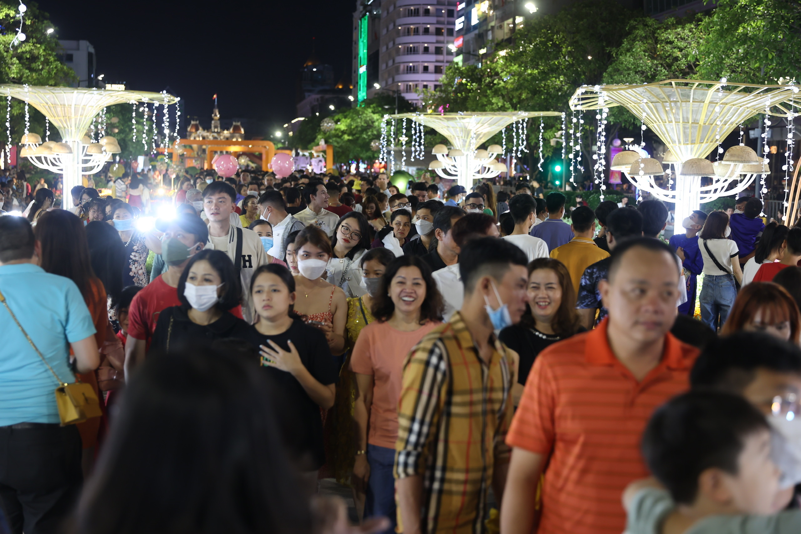 Pháo hoa rực sáng trên bầu trời, chào năm mới Qúy Mão 2023 - 24