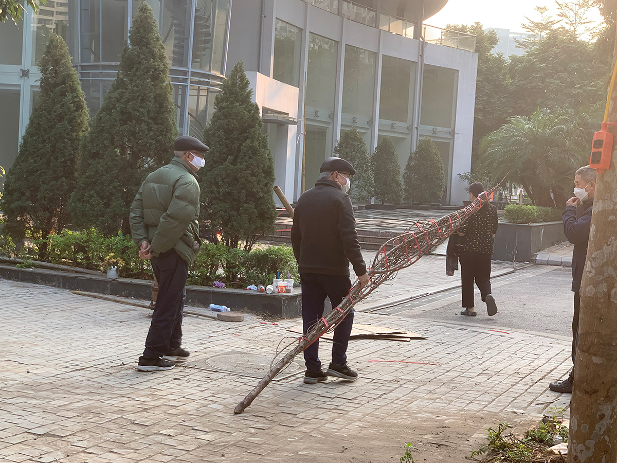 Ảnh: Hàng trăm cành đào rừng bị bỏ trên hè phố Hà Nội chiều 30 Tết, tiểu thương “bỏ của chạy lấy người” - 9