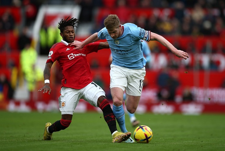 Fred khiến De Bruyne im tiếng trong trận derby Manchester