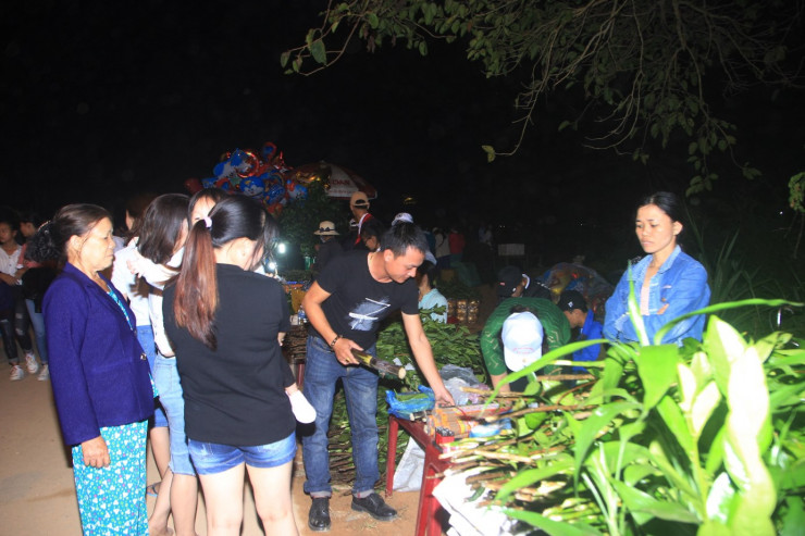 Chợ Đình Bích La&nbsp;họp&nbsp;đêm mùng 2- sáng mùng 3 Tết, bán&nbsp;hàng nông sản tinh túy nhất do chính người làng Bích La làm. Ảnh: Báo Đầu tư