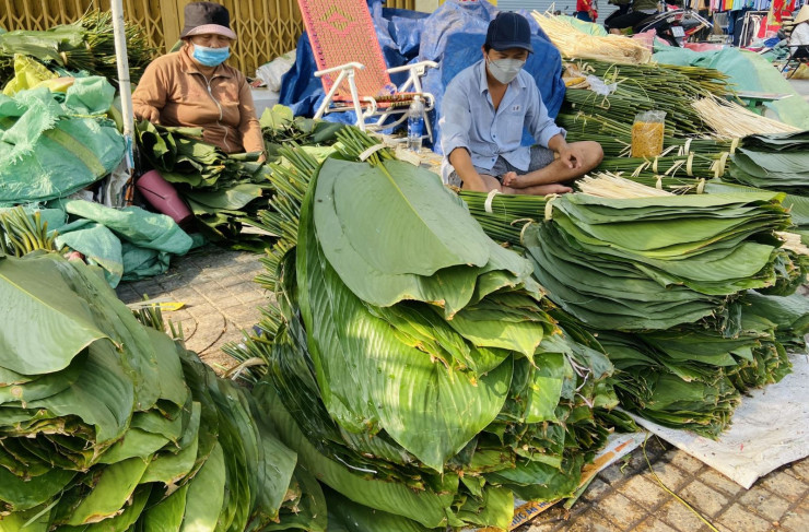 Chợ lá dong Ông Tạ&nbsp;họp đúng một lần vào dịp giáp&nbsp;Tết Nguyên đán,&nbsp;khoảng sau&nbsp;Rằm tháng Chạp. Ảnh: Báo tin tức