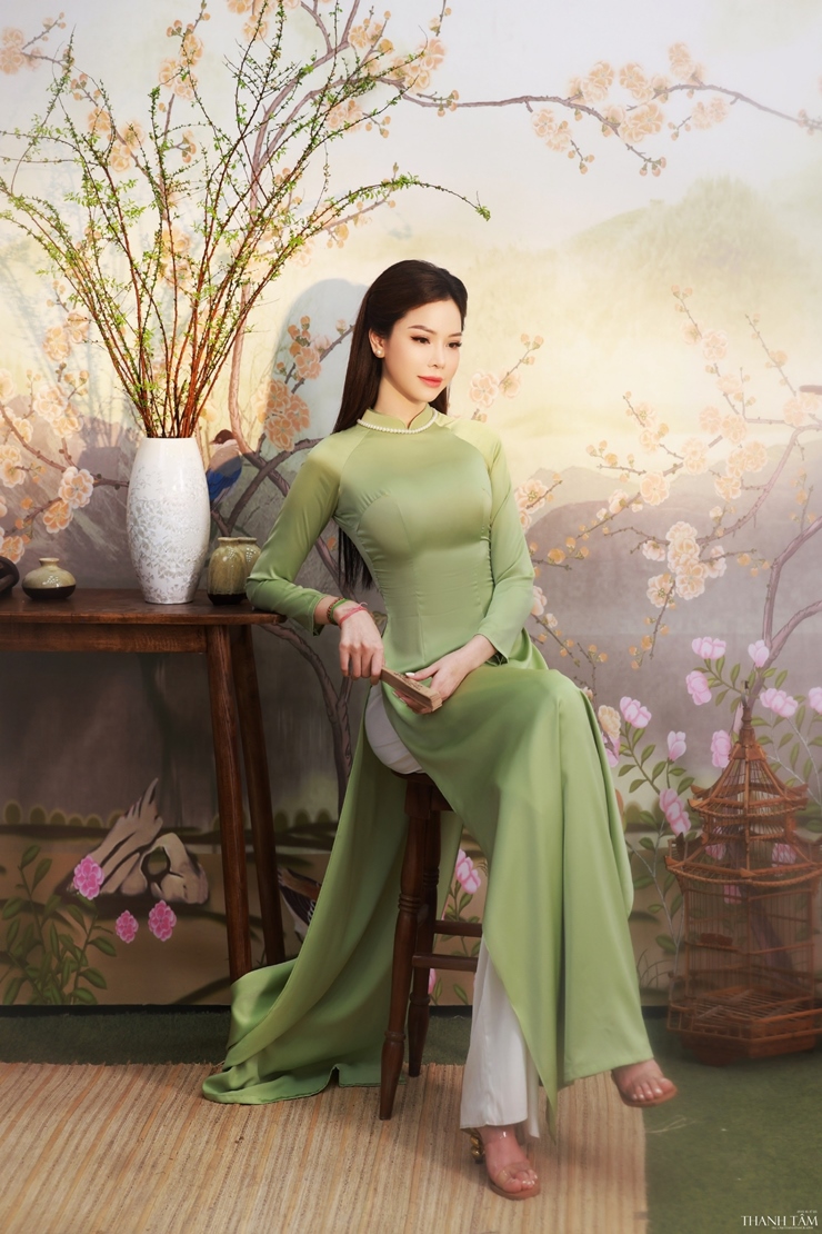 Con dâu tỷ phú Hoàng Kiều khoe vẻ đẹp đậm chất Á đông với áo dài truyền thống - hình ảnh 1