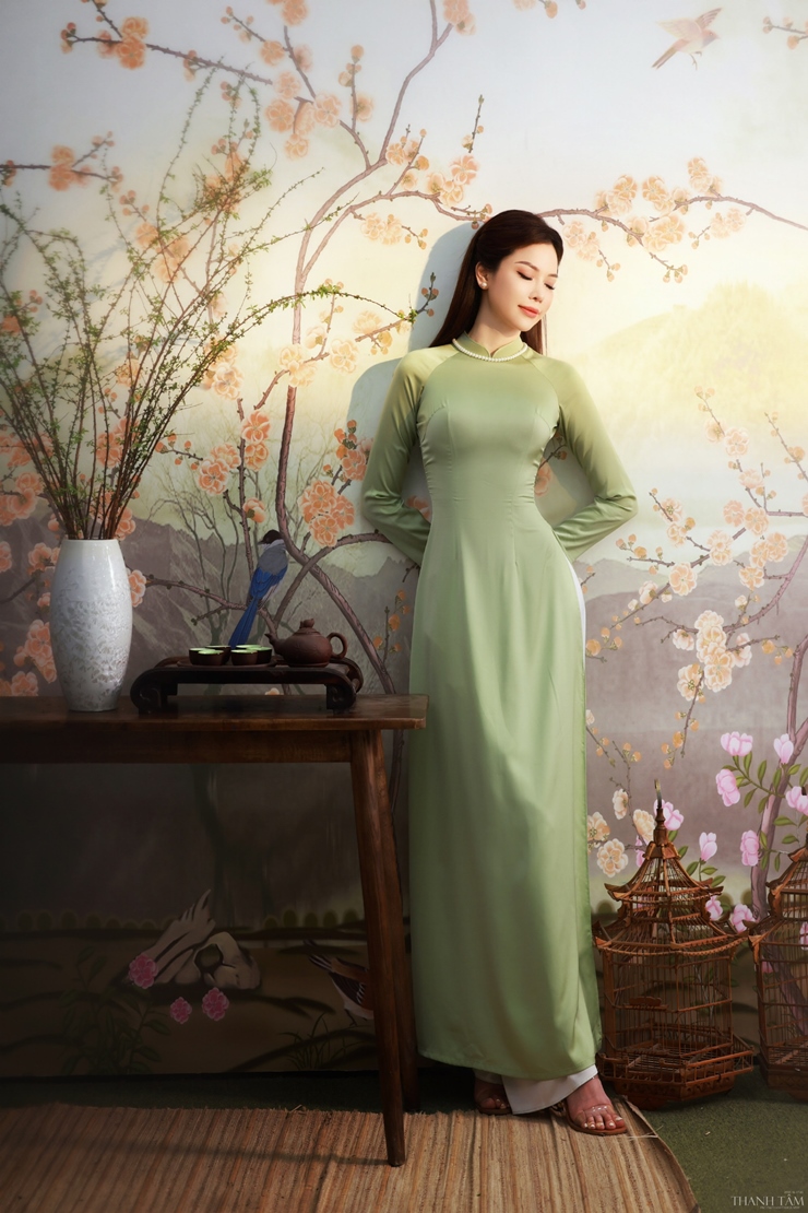 Con dâu tỷ phú Hoàng Kiều khoe vẻ đẹp đậm chất Á đông với áo dài truyền thống - hình ảnh 2