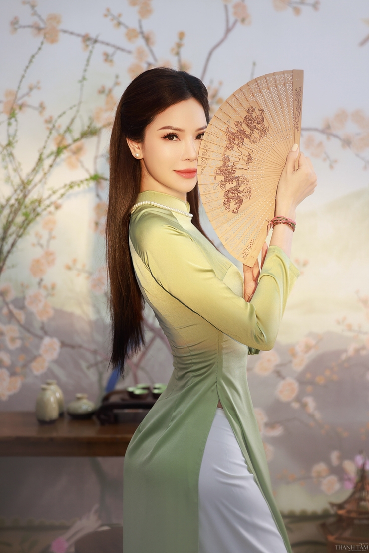 Con dâu tỷ phú Hoàng Kiều khoe vẻ đẹp đậm chất Á đông với áo dài truyền thống - hình ảnh 4