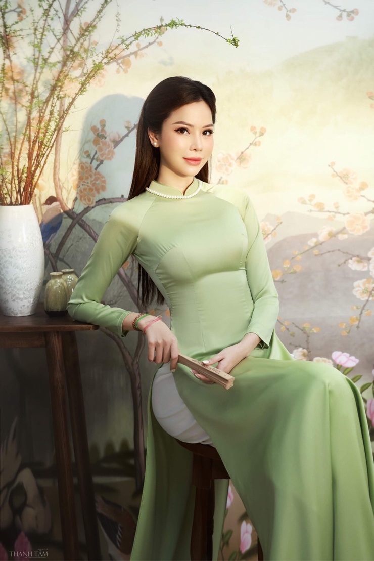 Con dâu tỷ phú Hoàng Kiều khoe vẻ đẹp đậm chất Á đông với áo dài truyền thống - hình ảnh 3