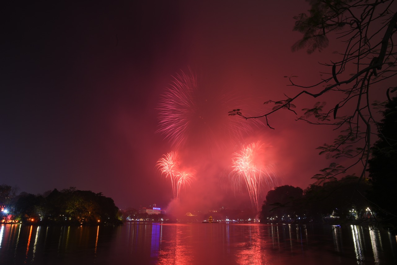 Ảnh: Pháo hoa lung linh, huyền ảo đêm giao thừa - 4