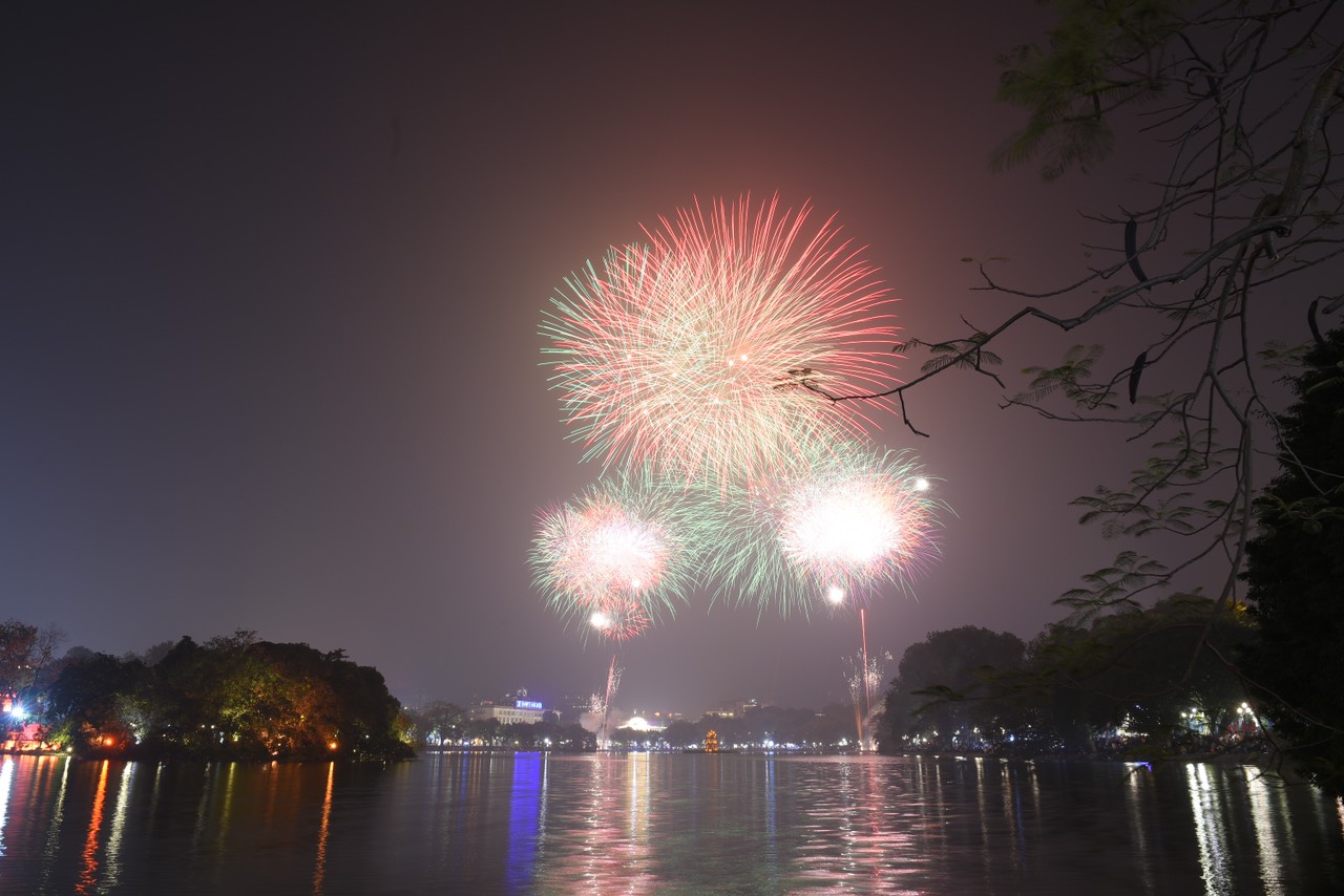 Màn pháo hoa lung linh tại thủ đô Hà Nội