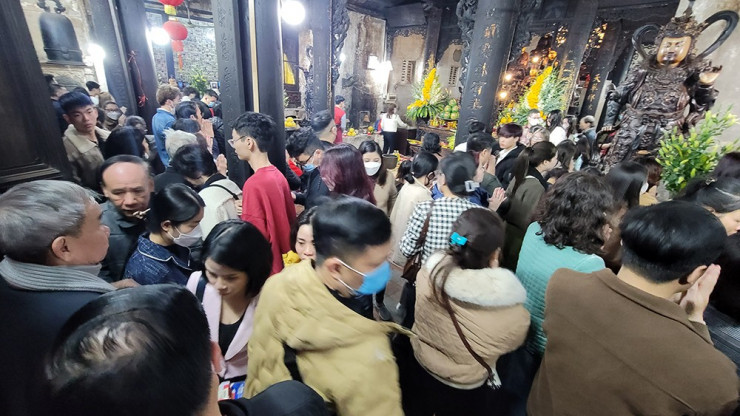Mùng 2 Tết, Tổ đình Phúc Khánh đông nghịt người dân đi lễ cầu may - hình ảnh 1