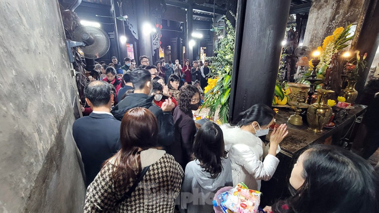 Mùng 2 Tết, Tổ đình Phúc Khánh đông nghịt người dân đi lễ cầu may - hình ảnh 3