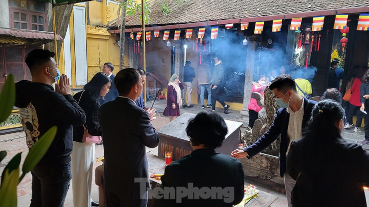 Mùng 2 Tết, Tổ đình Phúc Khánh đông nghịt người dân đi lễ cầu may - hình ảnh 6