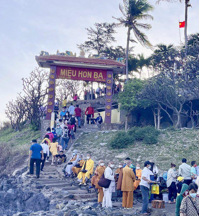 Miếu Hòn Bà (miếu thờ Bà Ngũ Hành) nằm trên đảo Hòn Bà là hòn đảo nhỏ nằm ngay sát bờ (cách bờ 100 m) đối diện với ngọn núi Tao Phùng – ngọn núi nằm ở vị trí cực Đông, nhô ra biển của bán đảo Vũng Tàu (tỉnh Bà Rịa – Vũng Tàu).