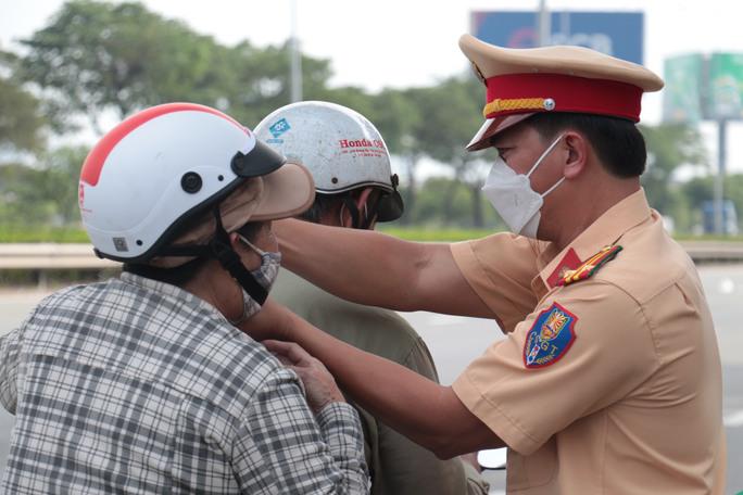 CSGT tặng mũ bảo hiểm và tuyên truyền về Luật Giao thông đường bộ cho người dân