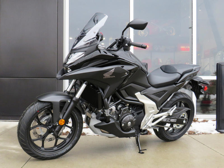 2. 2023 Honda NC750X DCT là mẫu môtô tầm trung với thiết kế ấn tượng, với khả năng di chuyển linh hoạt, mạnh mẽ và tiết kiệm xăng cực tốt. Theo đánh giá tiêu chuẩn thì NC750X DCT mới có khả năng tiêu thụ trung bình chỉ 28,3 km/lít. Với bình xăng 14,1 lít, NC750X DCT có thể giúp bạn đi được quãng đường gần 400 km.