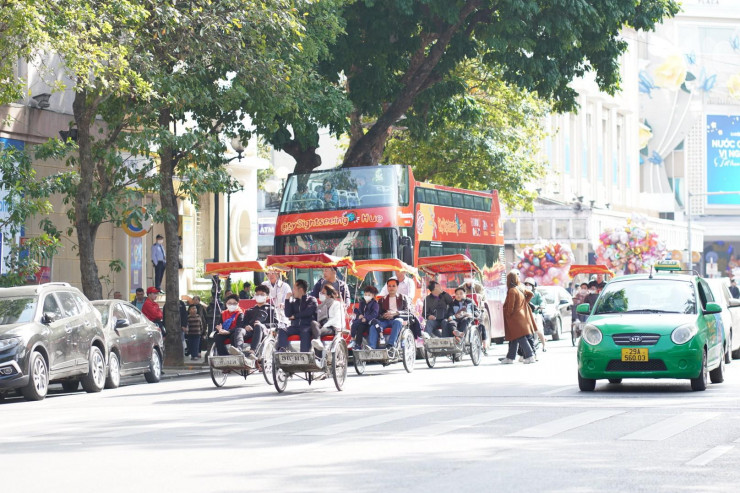 Từ cuối giờ trưa, dòng người đông đúc từ nhiều nơi kéo về trung tâm thủ đô du Xuân.
