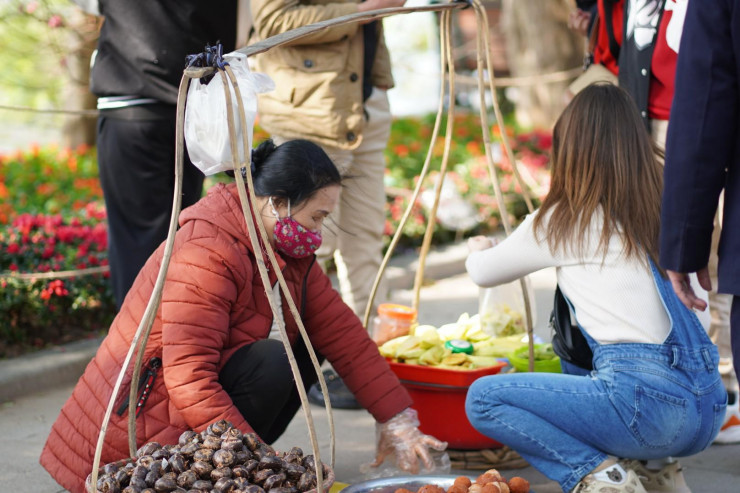 Gánh hàng rong quà vặt hấp dẫn du khách.