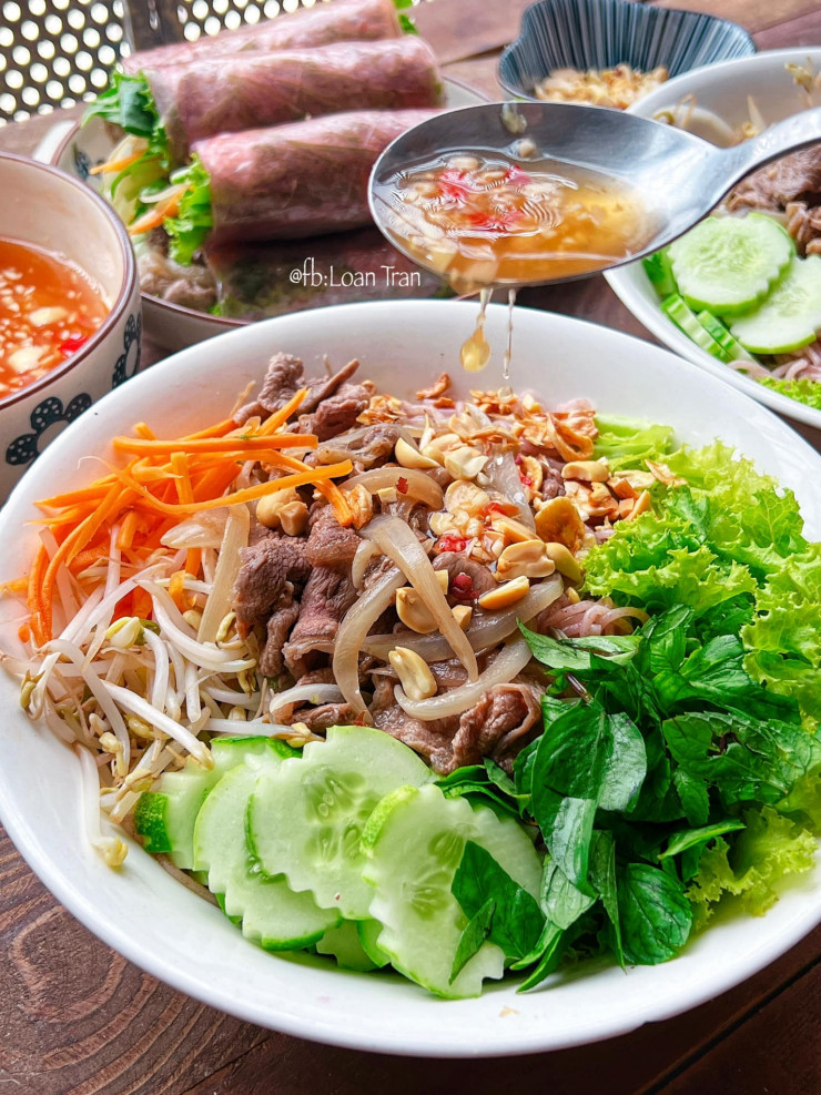 Món bún bò trộn nhiều rau xanh cũng là một gợi ý không tồi cho thực đơn giảm cân ngày Tết.