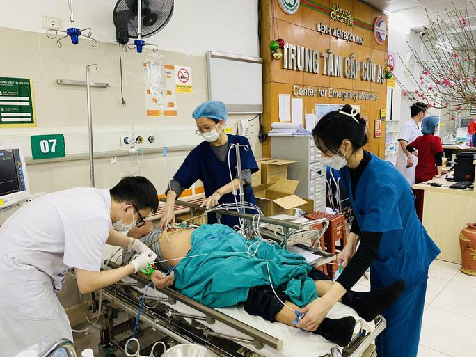 Bác sĩ cấp cứu, điều trị bệnh nhân tại Bệnh viện Bạch Mai. Ảnh: Linh Anh
