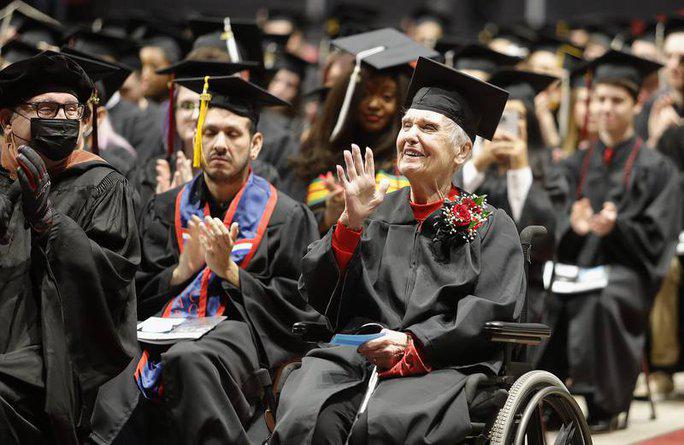Mất 71 năm để học xong đại học, bà cụ tốt nghiệp ở tuổi 90 - hình ảnh 1
