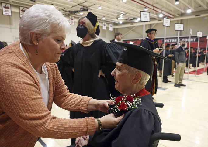Mất 71 năm để học xong đại học, bà cụ tốt nghiệp ở tuổi 90 - hình ảnh 3