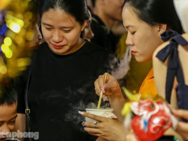 ”Hốt bạc” nhờ bán kem nhả khói độc đáo mùa Trung thu Hà Nội