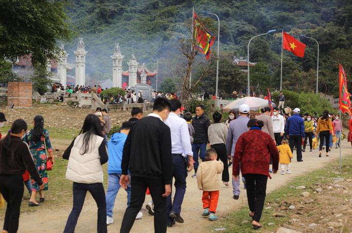 Dưới thời tiết nắng ấm, ước tính Đền Công chúa Liễu Hạnh đón hàng chục ngàn lượt khác đến dâng hương, viếng thăm.