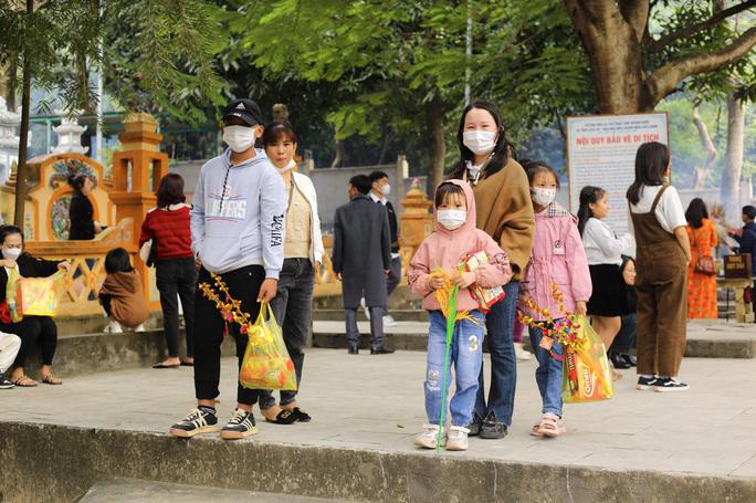 Ngoài việc dâng đến dâng hương, cầu tài lộc. Nhiều bạn trẻ còn cùng nhau Check – in những tấm hình trong ngày đầu năm mới.