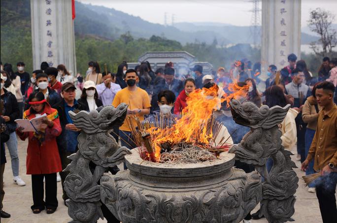 Dịp đầu năm, nhiều người dân dâng lễ vật, thắp nhang, hóa tiền vàng khiến khuôn viên Đền khói hương bay nghi ngút, tạo nên một khung cảnh linh thiêng, ấm áp ngày đầu năm mới.