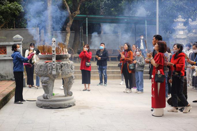 Khói nhang nghi ngút xung quanh ngôi đền