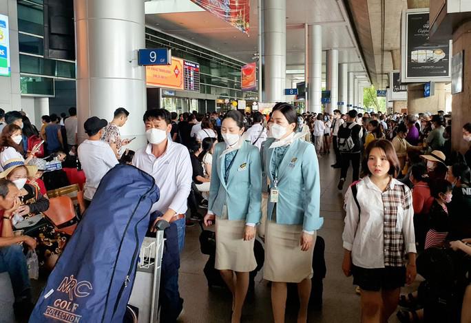 Mùng 4 Tết, sân bay Tân Sơn Nhất đón lượng khách kỷ lục - hình ảnh 1
