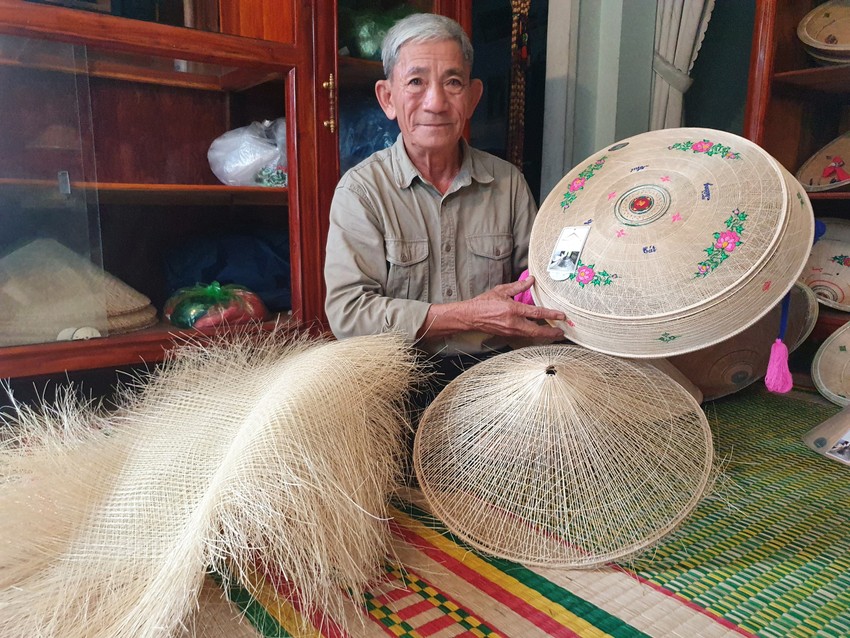 Trước đây trên nón thường thêu tay long, lân, quy, phụng và các câu Hán tự thì nay cũng đã chỉnh sửa đi nhiều.