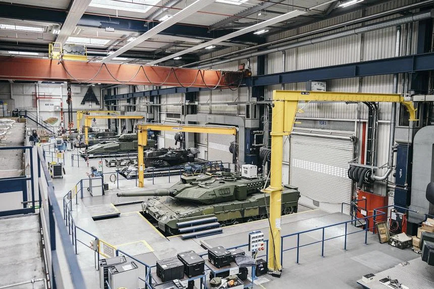 Xe tăng Leopard 2 trong xưởng sản xuất ở Đức (ảnh: Reuters)