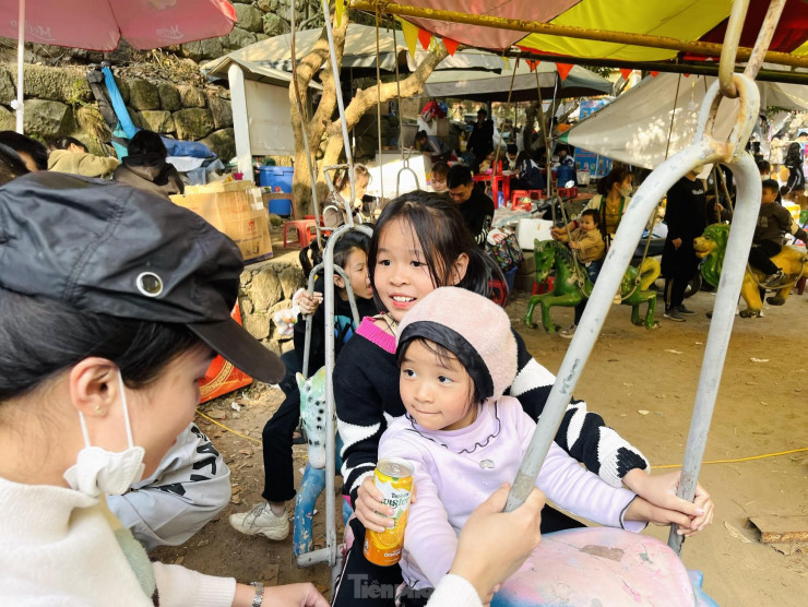 Những trò chơi như ngựa quay, xích đu thu hút nhiều bạn nhỏ hào hứng tham gia.