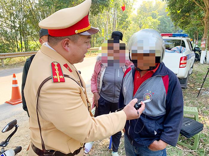 Sau gần 30 phút giải thích, thuyết phục người đàn ông tên Lò Văn M. mới chịu chấp hành theo yêu cầu.