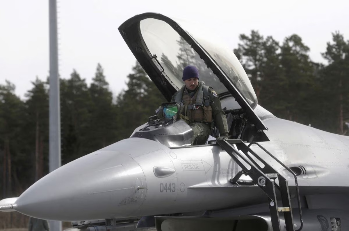 Phi công rời máy bay chiến đấu F-16 của Mỹ (ảnh: Reuters)