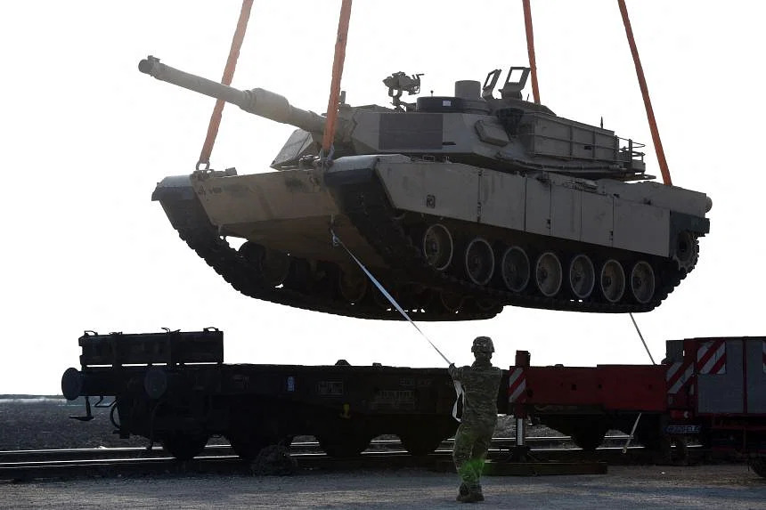 Xe tăng M1 Abrams của Mỹ được vận chuyển (ảnh: Reuters)