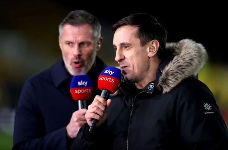 Hai huyền thoại Gary Neville (phải) và Jamie Carragher có những dự đoán khác nhau về kết quả cuộc đua vô địch và top 4 Ngoại hạng Anh năm nay