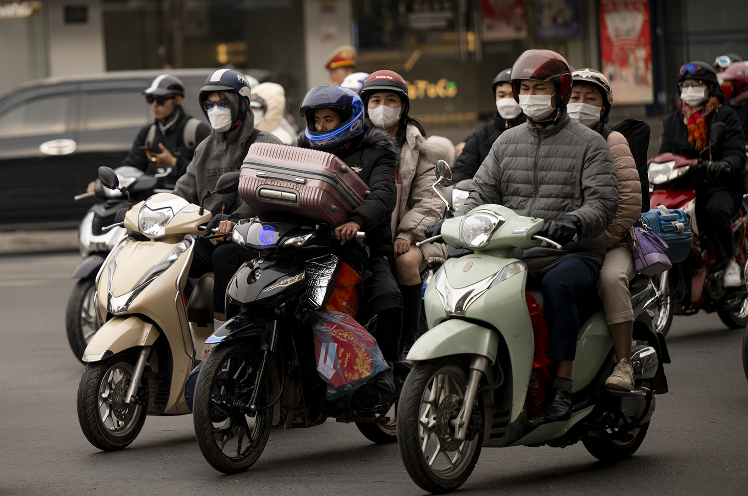 Lỉnh kỉnh hành lý quay trở lại Thủ đô.