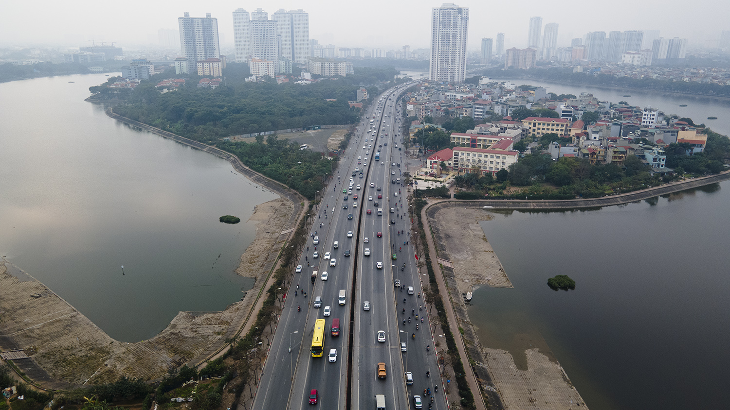 Tuy nhiên, vành đai 3 trên cao đoạn qua hồ Linh Đàm lại thông thoáng bất ngờ.