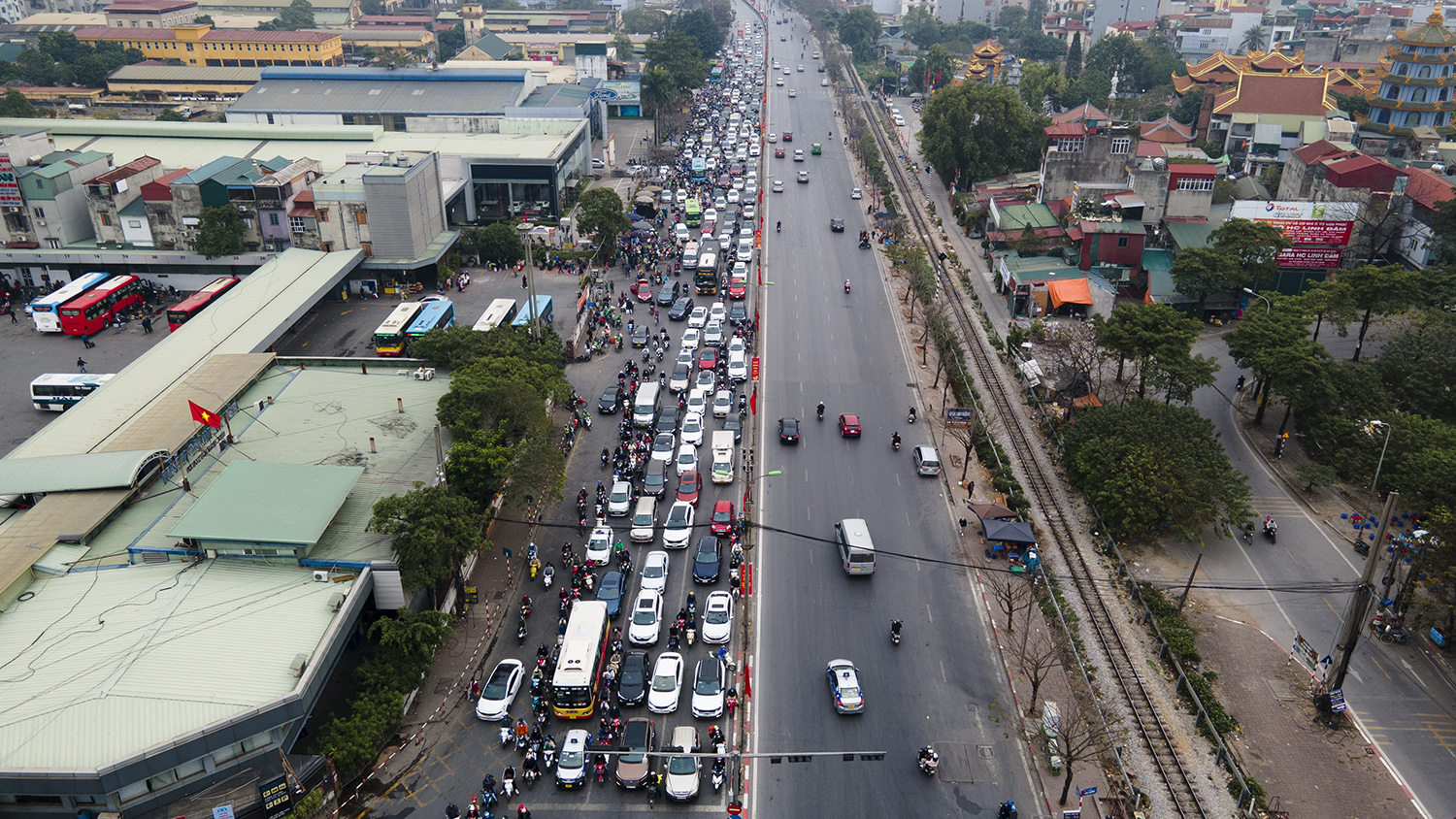 Tại đường Giải Phóng, ngã tư khu vực bến xe Nước Ngầm ghi nhận lượng phương tiện đông đúc