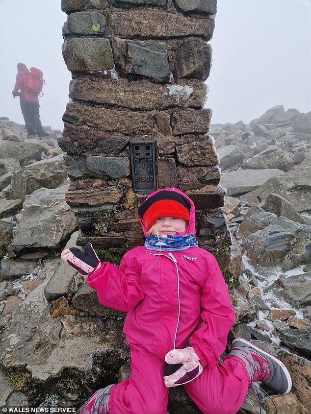 Seren Isla Price đã leo lên những đỉnh núi cao nhất nước Anh cùng với cha